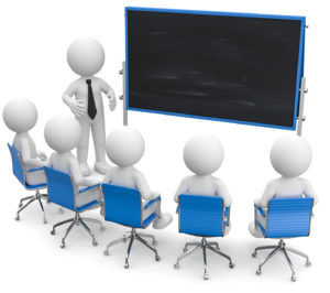 Vier Figuren betrachten eine Tafel