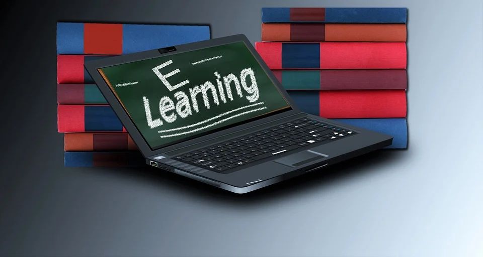 Ein Notebook zeigt das Wort eLearning auf dem Bildschirm